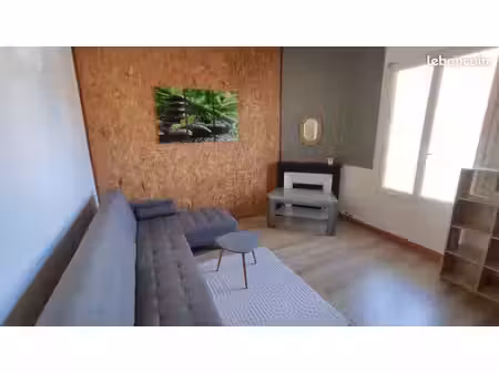 grand t2 meublé rez de chaussé libre de suite + box de stockage
