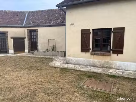 maison ancienne typique dans un joli petit village