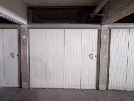 garage box fermé - tram boutonnet