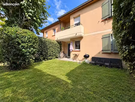 t2 vendu loué en rez-de-jardin avec 2 places de parking