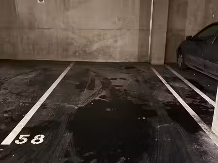 place de parking près d'arenes