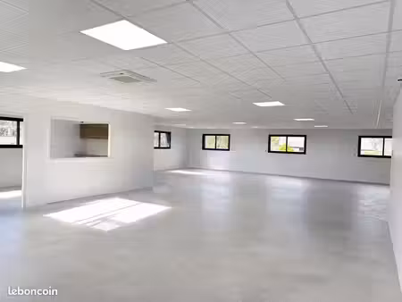 bureaux à louer – 200 m² – route du meuble