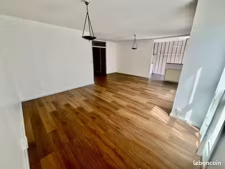 ? appartement 84 33 m² + cave 5 m²  centre-ville castanet-tolosan  paisible  toutes commod