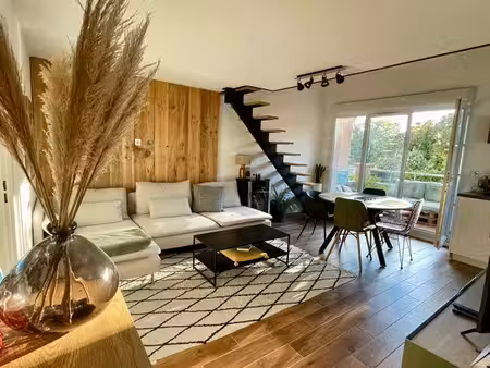 duplex t3 traversant de 58 m² – dernier étage – terrasse – piscine – bois de saget
