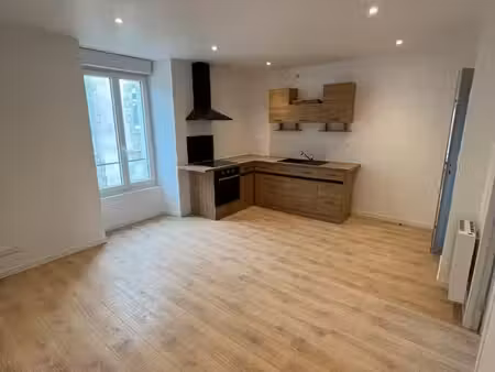 t2 36 m² entièrement rénové – centre coray – cuisine équipée