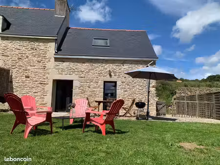 maisonnette charmante au milieu d'un élevage de chevaux