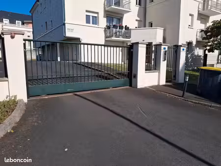 parking à saint-cyr-sur-loire utilitaire accepte