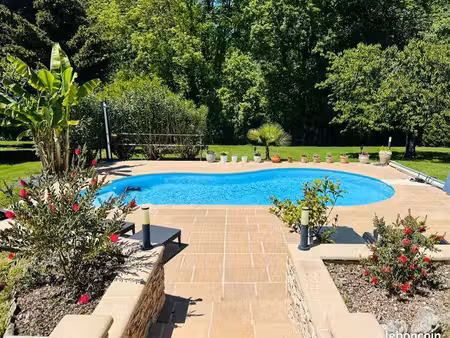 maison de plain-pied de 140 m² sur 1 hectare de terrain arboré avec piscine et garages – l