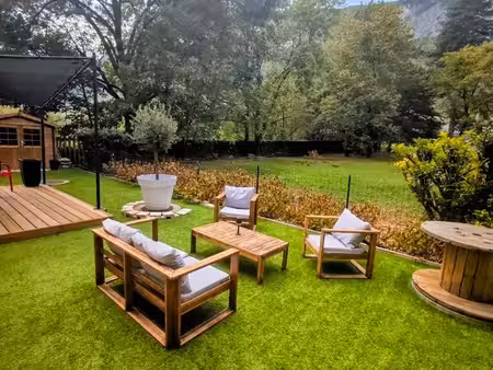 rare – t2 d'exception dans l'enceinte du château d'allières avec jardin privatif de 120 m²