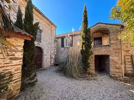 maison avec beaucoup de charme en pierre
