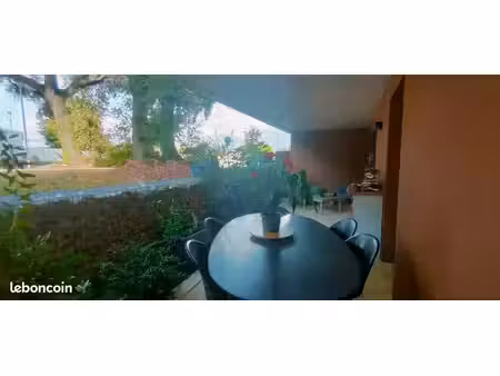 t3 récent avec terrasse sur parc arboré  à castries village très recherché