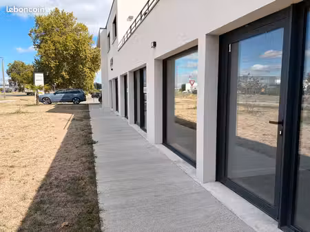 local neuf excellente visibilité + espace vert
