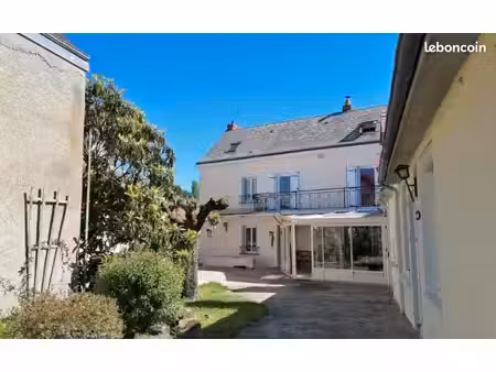 grande maison familiale avec jardin et dépendances