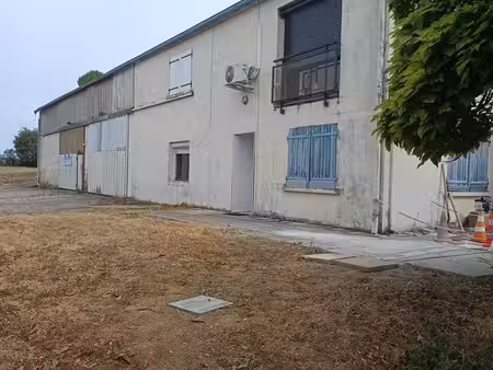 monnieres 1 km de dole   location dépôt de 75 m2 et 2 bureaux attenants de 35 m2 loyer men