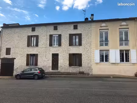 grande maison familiale au cœur d'un village bien situé