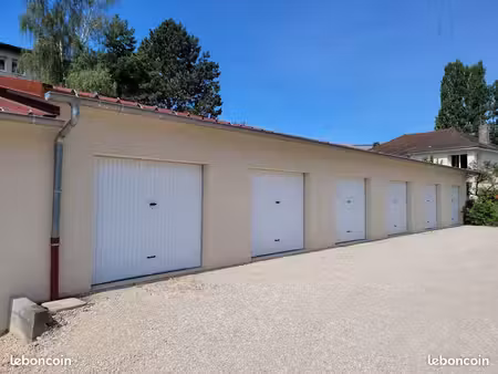 11 grands garages récents + terrain constructible – investissement rentable – dole