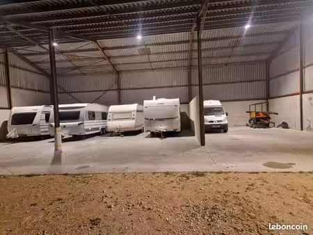 loue emplacements sous hangar sécurisé pour hivernage et gardiennage