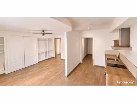 f2 47 m² entièrement rénové – lumineux – place de parking privative – poligny centre