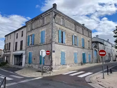 aigre  maison 9 pièces env. 270 m² avec jardin.