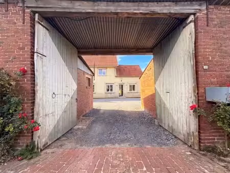 beau corps de ferme semi-plain-pied avec dépendances - proche d'avesne-le-comte
