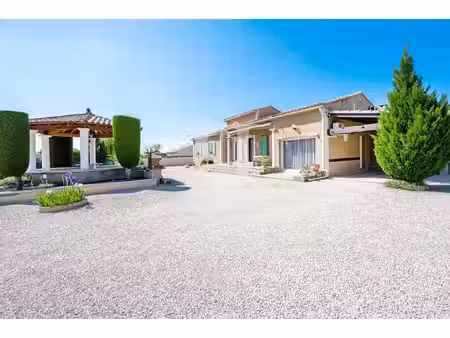 proche des commodités agréable villa de plain-pied avec dépen