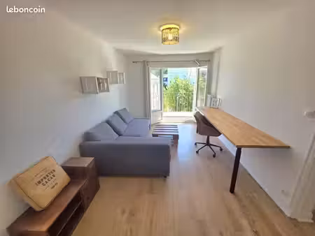 appartement t2 meublé à louer. 49m2 lumineux avec balcon filant