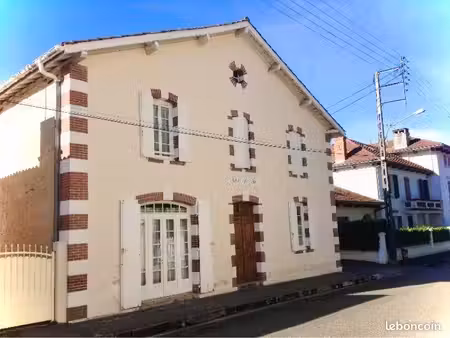 belle bâtisse et ses dépendances