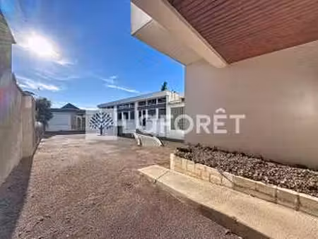 vente bureaux et commerces à thouars (79100) : à vendre / 224m² thouars