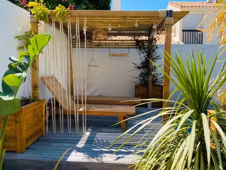 maison mitoyenne familiale avec piscine à 100 m de l’étang de thau – sète