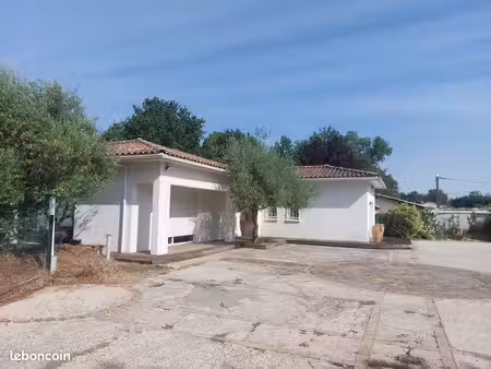 maison climatisée  cuisine d'été  piscine  garage double et carport