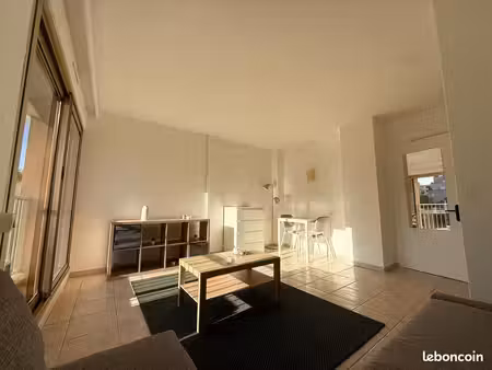 studio meublé tout équipé clim kitchinette sdb petit balcon 24 m2 fac timone 10 mn à pieds