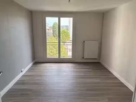 appartement t3 traversant rénové – 52 m² – bourgoin-jallieu  secteur champaret
