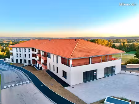 local commercial 114 m² frontonas