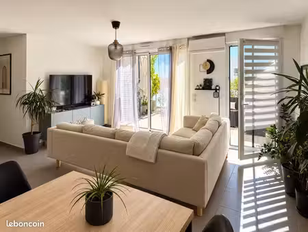 t3 traversant avec double terrasse et 2 parkings