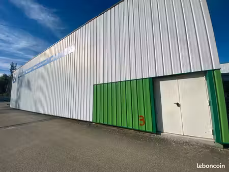 local 425 m² + parking 750 m² – accès poids lourds – beaurepaire