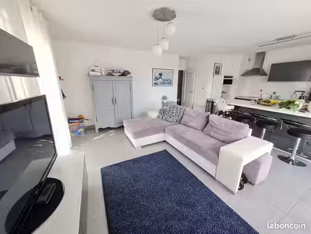 t3 meublé avec terrasse 20 m²  parc arboré et garage - tram sabines