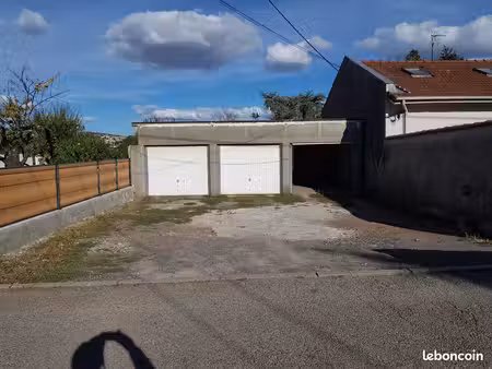 a vendre 3 garages sur parcelle de 140m2