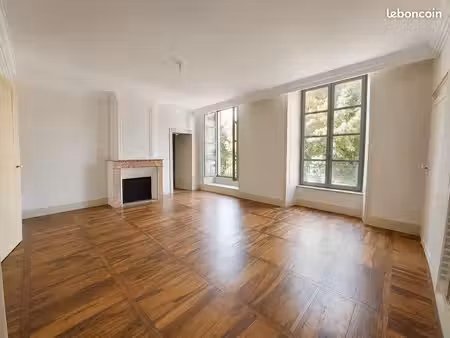 appartement t4 lumineux  entièrement rénové  en plein centre historique