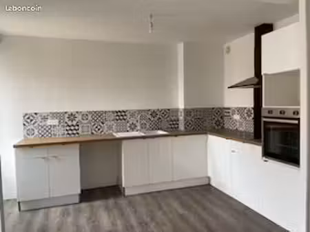 appartement 57 m² t2 non meublé – rénové avec box + parking