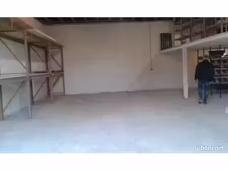 dépôt 120m2 roche la molière