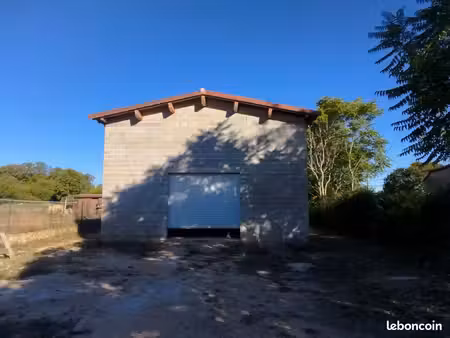 hangar/dépôt
