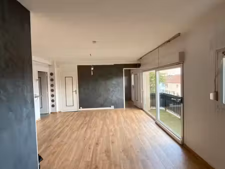 f2 lumineux avec 2 balcons et cave