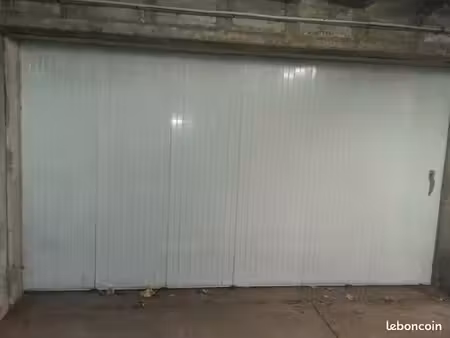 grand box (parking fermé) dans résidence