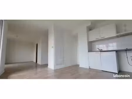 grand studio - bail nu - arrêt tram lauriers