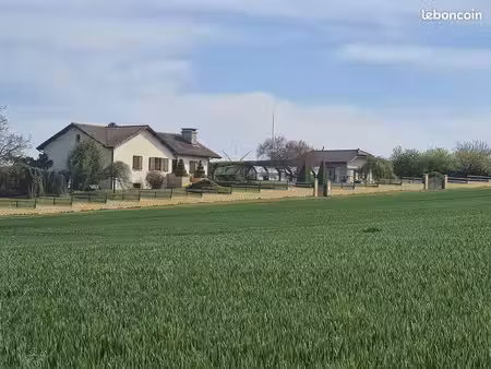 magnifique propriété avec dépendances et grande piscine 25 min dijon-valmy