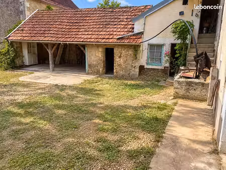 ensemble immobilier à rénover – 4 maisons – grand terrain – nombreuses dépendances