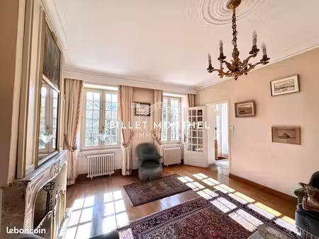 élégante maison de maître du 19ème siècle avec parc arboré  plantes exotiques et dépendanc