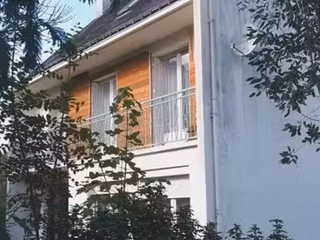 grande maison sur rivière