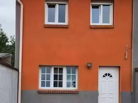 maison semi-individuelle lumineuse et au fond d'une impasse privée