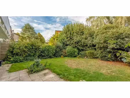 gelijkvloers appartement met riante tuin  garage met oprit